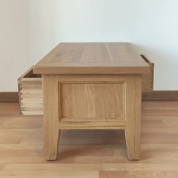 Konferenčný stolík z masívu s dvomi zásuvkami