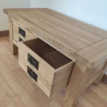 Masívny stolík do obyvačky s 2 zásuvkami