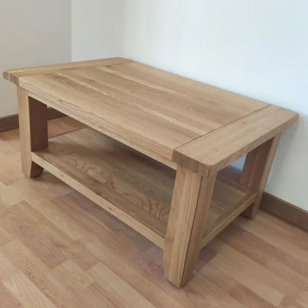 Drevený konferenčný stolík v obdĺžnikovom tvare