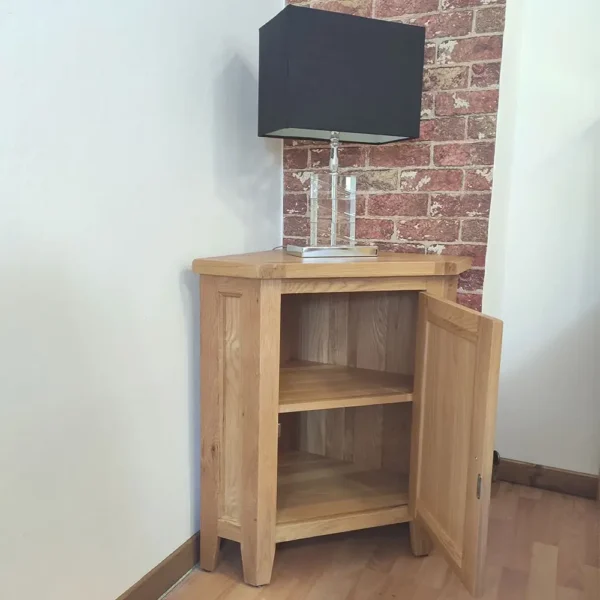 Masívna skrinka do rohu