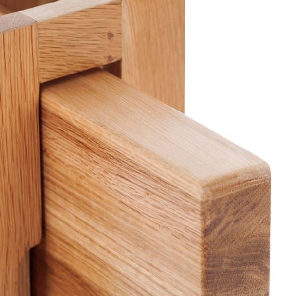 Úzky spodný kuchynský regál z masívu na krájaciu dosku a podnos, detail dubového dreva