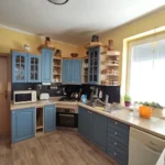 Kuchynská linka upravená pomocou kriedovej farby Frenchic Al Fresco Ol Blue Eyes