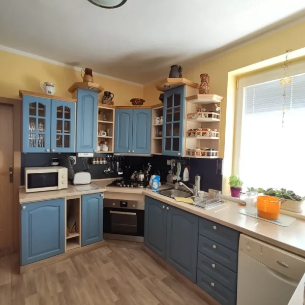 Kuchynská linka upravená pomocou kriedovej farby Frenchic Al Fresco Ol Blue Eyes