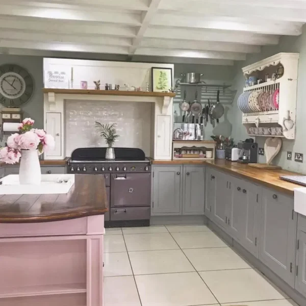 Kuchynské dvierka premalované na bledomodro - svetlomodrá Frenchic Stormy