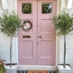 Vchodové dvere namaľované kriedovou farbou do exteriéru Frenchic Dusky Blush