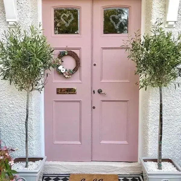 Vchodové dvere namaľované kriedovou farbou do exteriéru Frenchic Dusky Blush