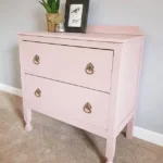 Bledoružová kriedová farba Frenchic Dusky Blush použitá pri maľovaní bielizníku
