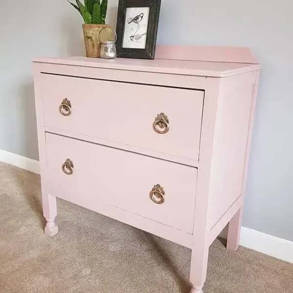 Bledoružová kriedová farba Frenchic Dusky Blush použitá pri maľovaní bielizníku