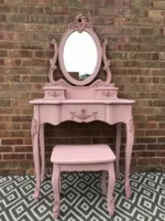 Kozmetický stolík a taburetka získali nový nádych po nanesení kriedovej farby Frenchic Dusky Blush