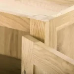 Horná kuchynská skrinka z masívu s otváraním vpravo – detail dubového dreva