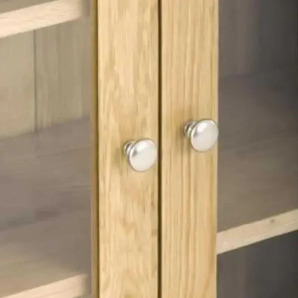 Sklenená kuchynská závesná vitrína z masívu s 2 dvierkami, detail na dubový masív