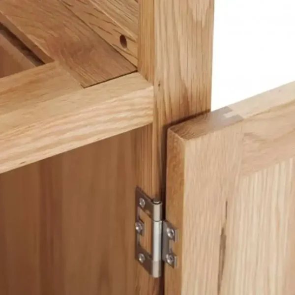 Kuchynská skrinka pod drez z masívu s dvierkami, detail