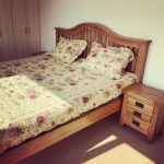 dubový nočný stolík s 3 zásuvkami a rustikálna dubová postel