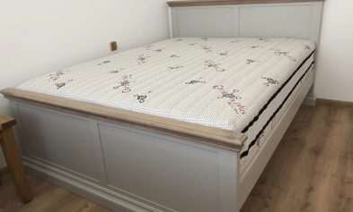 Provensálska maželská posteľ z masívu s matracom Benab