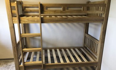 Rustikálna poschodová posteľ z masívu pre deti nášho zákazníka, bočný pohľad.