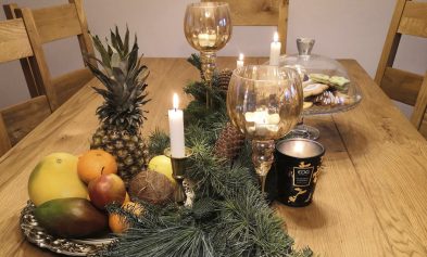 Vianočné ozdoby na krásnom stole z masívu u nášho zákazníka.