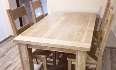 Masívny stôl a stoličky z dubového dreva u nášho zákazníka.