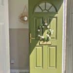 štavnatá trávová zelená farba na vchodové dvere - machovo zelená kriedová farba Frenchic Cosntance Moss