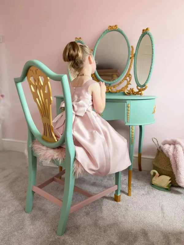 Dievčatko za stolíkom so zrkadlom natretým exteriérovou kriedovou farbou Frenchic Mermaid for a Day