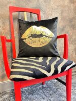 červená stolička namaľovaná farbou Hot Lips od Frenchic