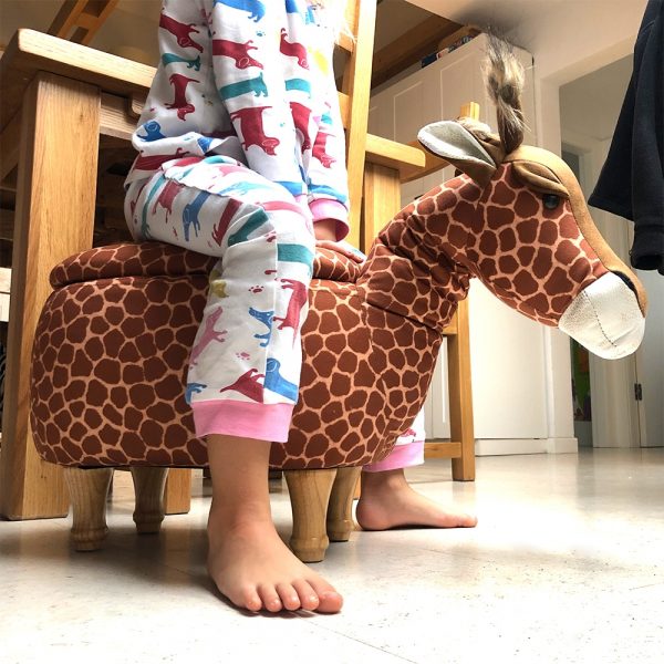 Detská taburetka žirafka s dievčatkom v pyžame - dubu.sk - kvalitné detské taburetky pre deti