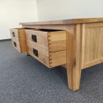 Masívny dubový konferenčný stolík
