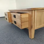 Masívny dubový konferenčný stolík