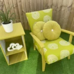 Kreslo s otvorenou skrinkou upravené pomocou kriedovej farby Frenchic Original Range Pea Soup
