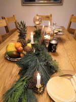 Rustikálny stôl z masívu a vianočná výzdoba