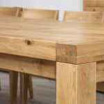 Kvalitný skladací jedálenský stôl - detail masívnej stolovej dosky a nohy