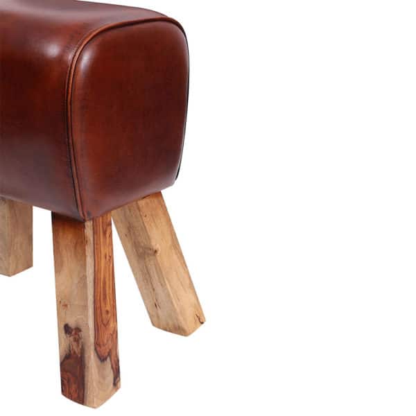 Kožená taburetka v tvare kozy s drevenými nohami