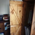 Borovicové dvere na šatníkovej skrini