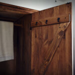Dvere s háčikmi použité pri borovicovej šatníkovej skrini
