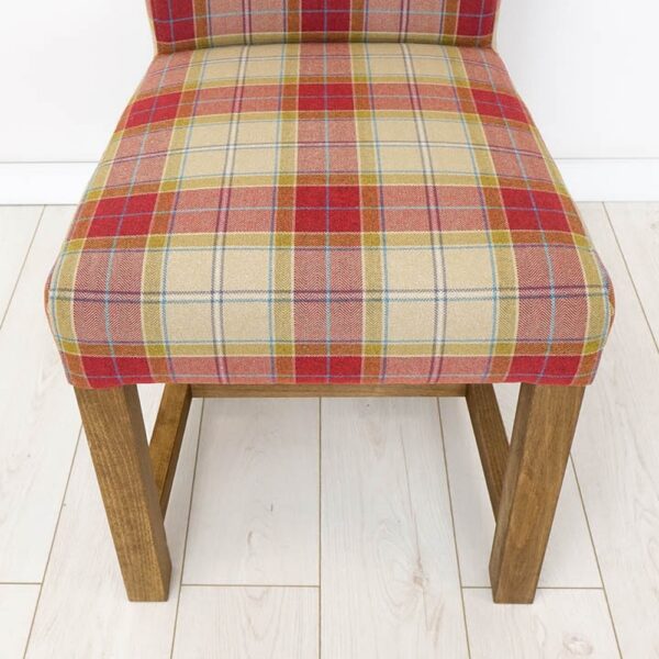 Rustykálna stolička s textilným sedákom