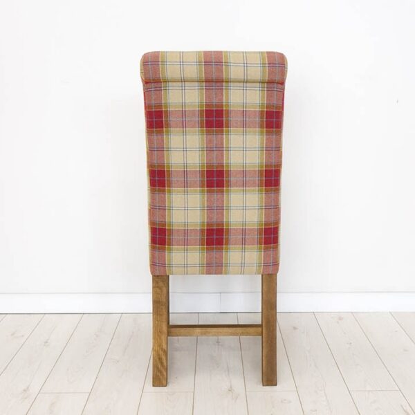 Drevená stolička s textilným károvaným poťahom