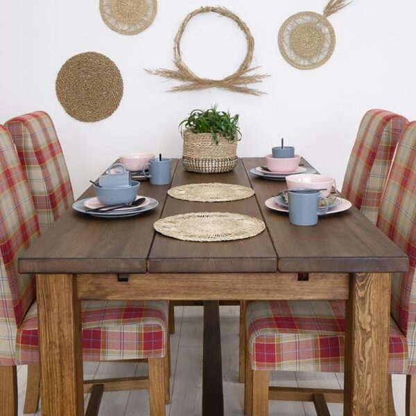 Rustikálny jedálenský stôl s textilnými stoličkami