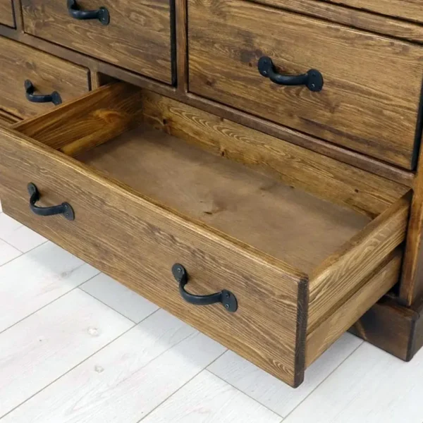 komoda so širokými zásuvkami na chatu