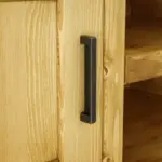 smrekový nábytok s ciernymi uchytkami