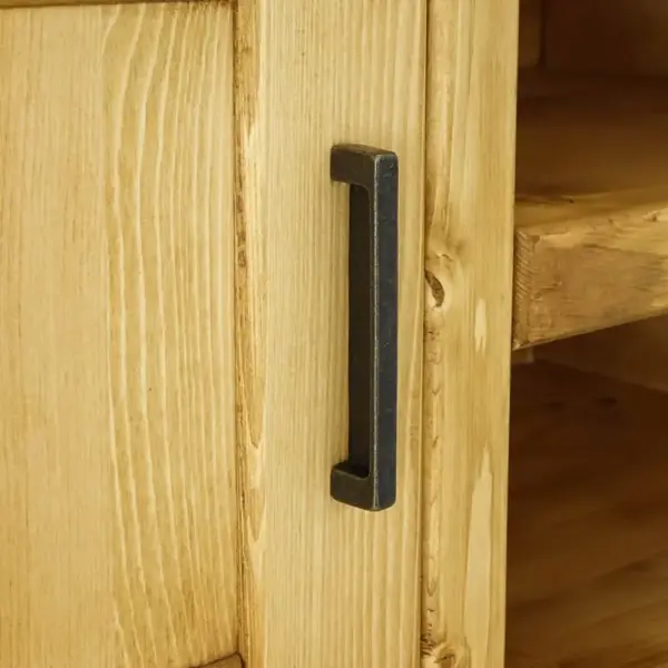 smrekový nábytok s ciernymi uchytkami