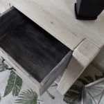 otvorená zásuvka patinovaného stolíka z dreva