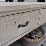 detail zásuviek písacieho stolíka z dreva patina