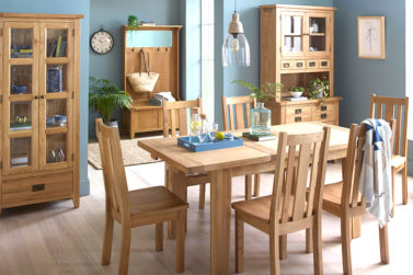 Jedáleň s jedálenským dubovým stolom a masívnym nábytkom do jedálne