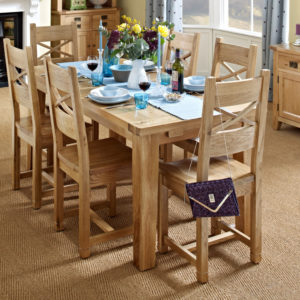 Vidiecke stoličky a drevený rozkladací stôl do jedálne