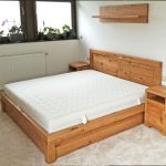 moderná hranatá postel z masívu s pevným rámom