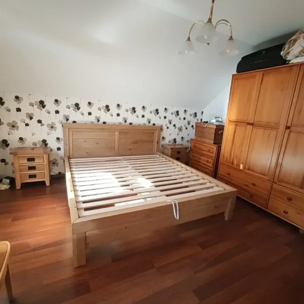 Manželská posteľ masív s úložným priestorom