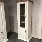biela vitrina z masivneho dubu