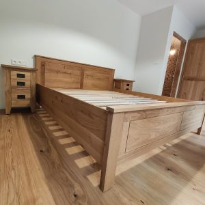 Dubová manželská posteľ bez úložného priestoru