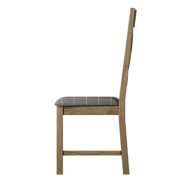 Dubová stolička z línie HO s operadlom do tvaru X a sivým sedákom