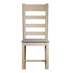 Dubová stolička z HO línie so šedým sedákom