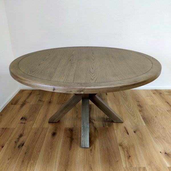 velky okruhly jedalsneky stol z dreva dub masiv